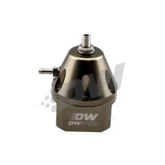 Yakıt Basınç Regülatörü Deatschwerks DWR1000 Titanyum (2) -6 Giriş (1) -6 Dönüş 1/8” npt Gösterge Portu.